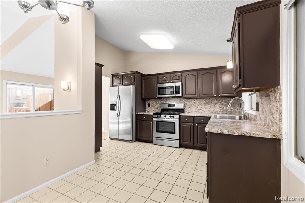 22245 River Ridge Trail Farmington, MI 48335 - Photo 17 of 33