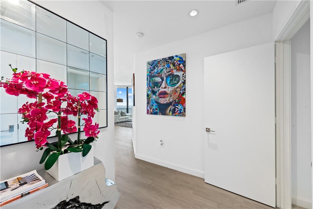 45 Southwest 9th Street, Unit 4406 Miami, FL 33130 - Photo 2 of 33 Foyer Entrance