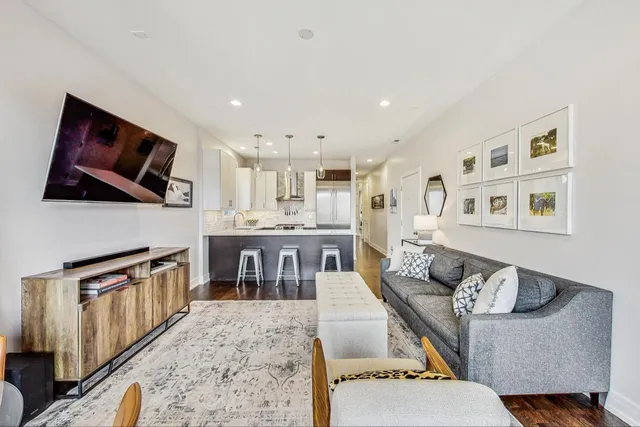 $4,300 | 1057 North Winchester Avenue, Unit 2, Chicago, IL 60622