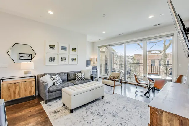 $4,300 | 1057 North Winchester Avenue, Unit 2, Chicago, IL 60622