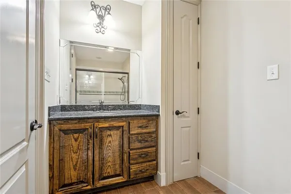 $4,000 | 431 Gravier Street, Unit 2, New Orleans, LA 70130