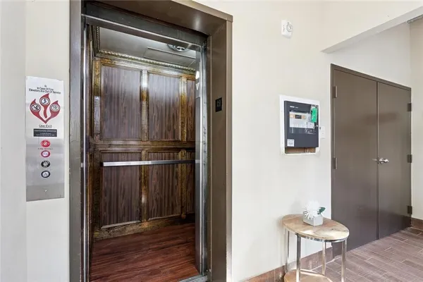 $4,000 | 431 Gravier Street, Unit 2, New Orleans, LA 70130