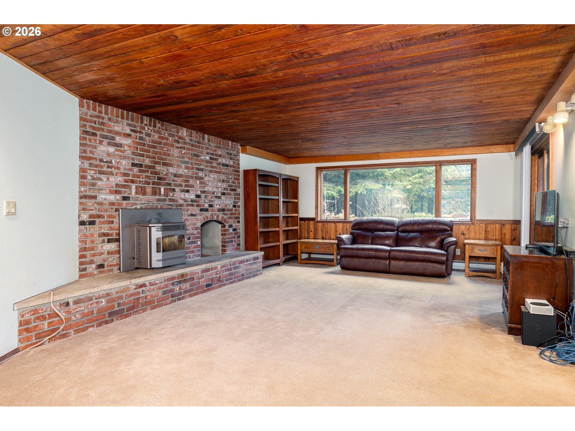 27572 South Kinzy Road Estacada, OR 97023 - Photo 19 of 47 a living room with furniture a fireplace with balcony view