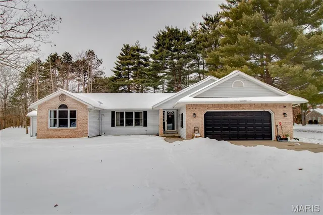 $325,000 | 1327 Deer Creek Road, Greenville, IL 62246