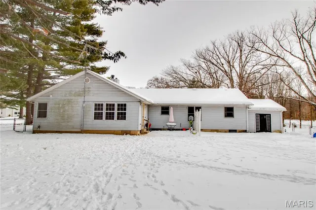 $325,000 | 1327 Deer Creek Road, Greenville, IL 62246