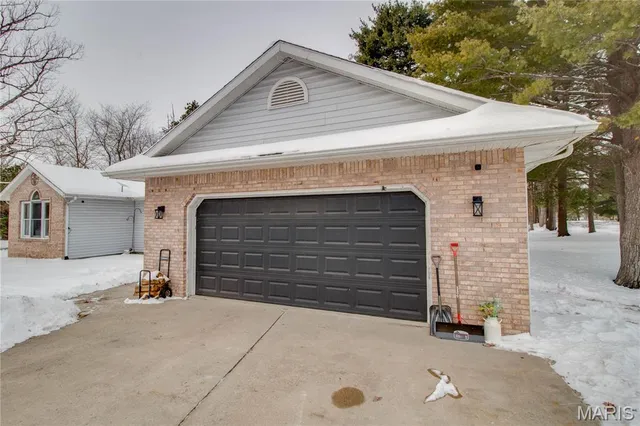 $325,000 | 1327 Deer Creek Road, Greenville, IL 62246