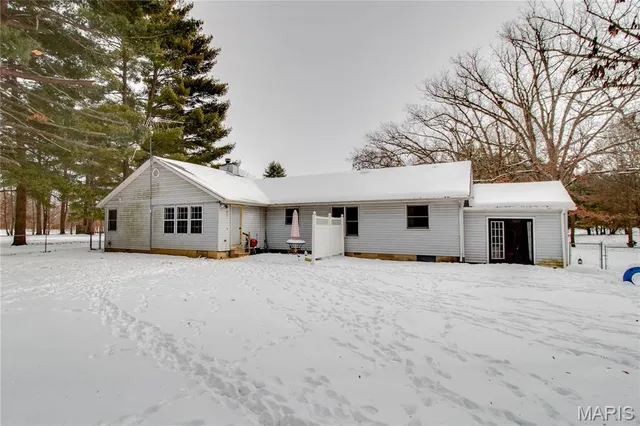 $325,000 | 1327 Deer Creek Road, Greenville, IL 62246