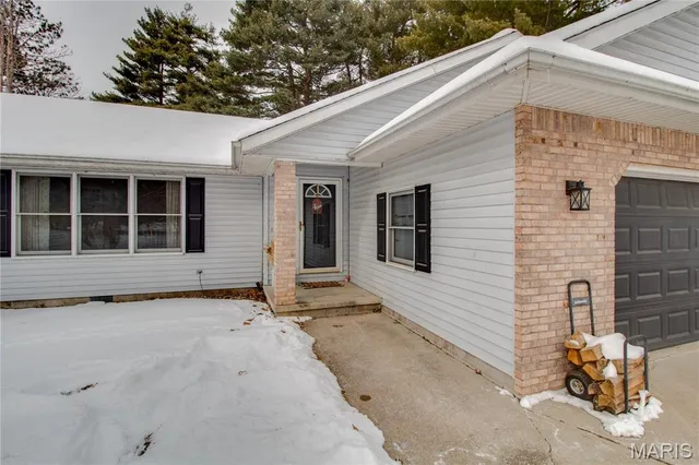 $325,000 | 1327 Deer Creek Road, Greenville, IL 62246