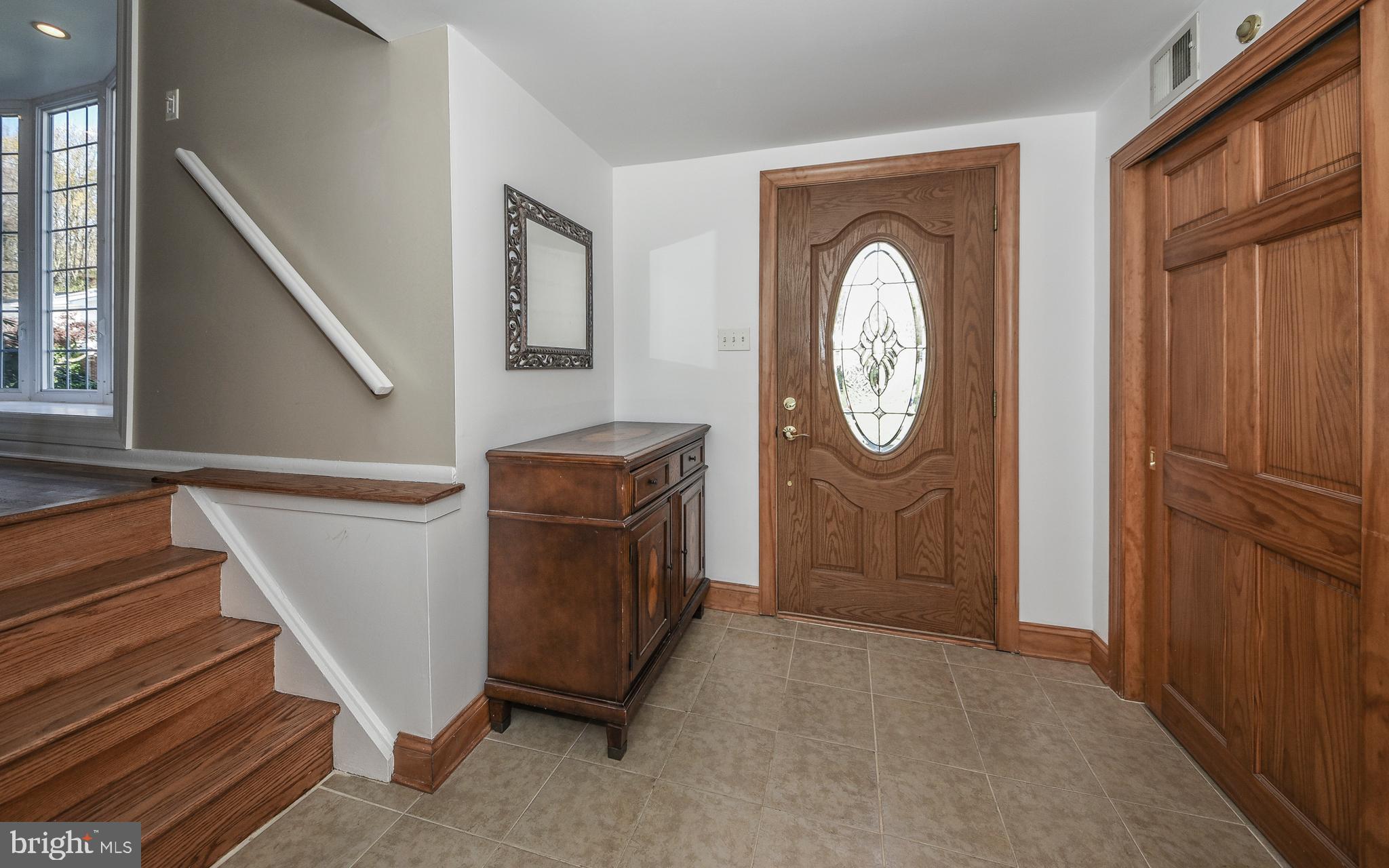 1028 Hoven Road Philadelphia, PA 19115 - Photo 3 of 42 Foyer