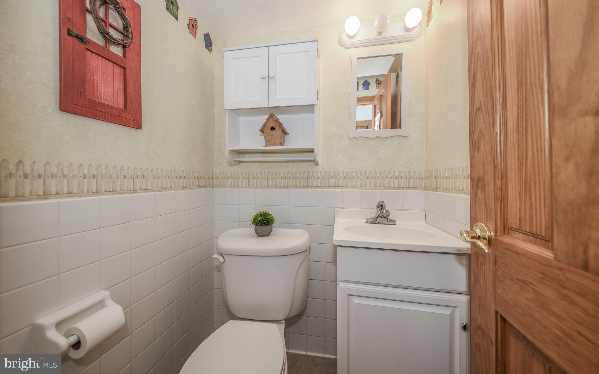 1028 Hoven Road Philadelphia, PA 19115 - Photo 25 of 42 Powder Room