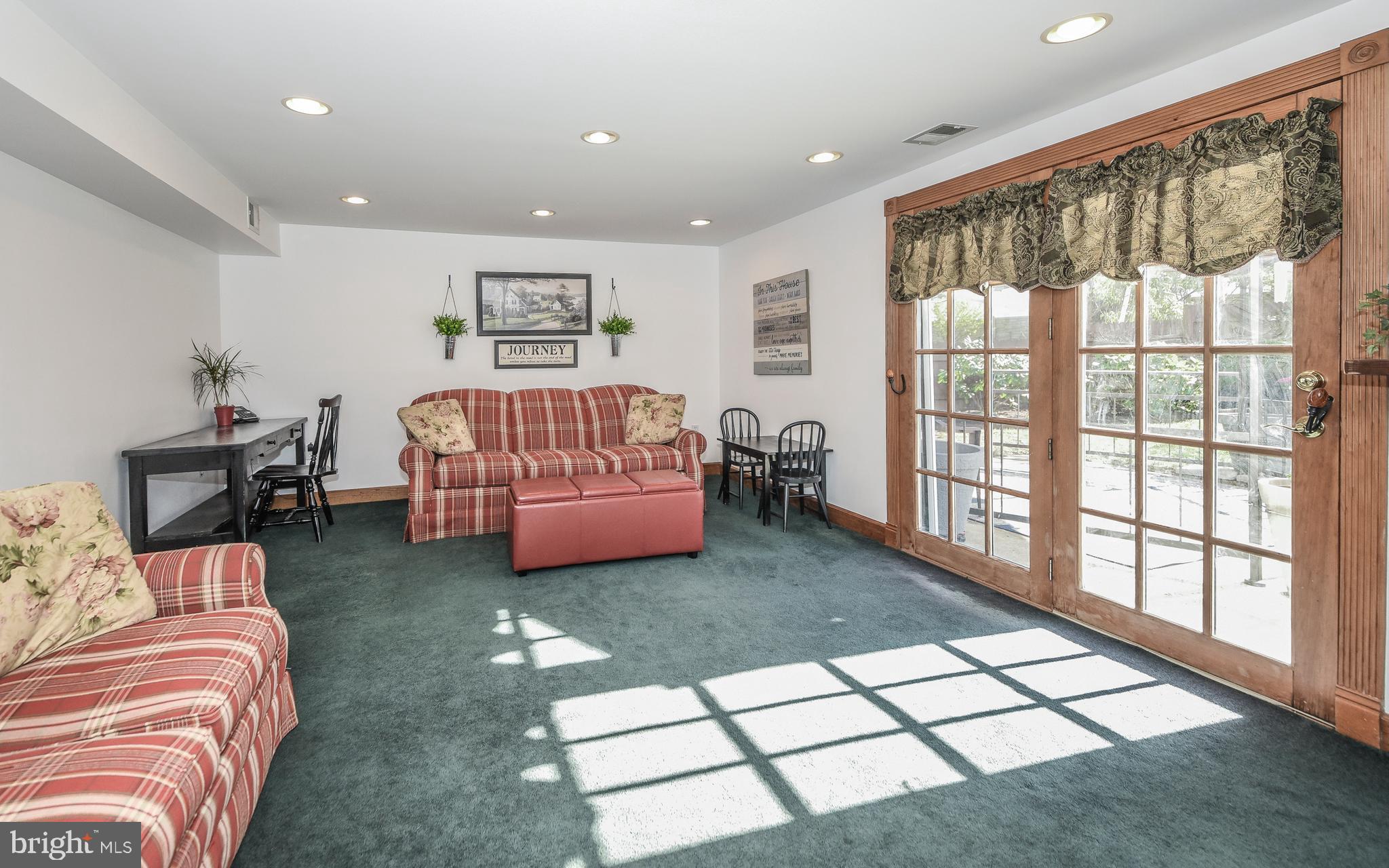 1028 Hoven Road Philadelphia, PA 19115 - Photo 28 of 42 Family Room