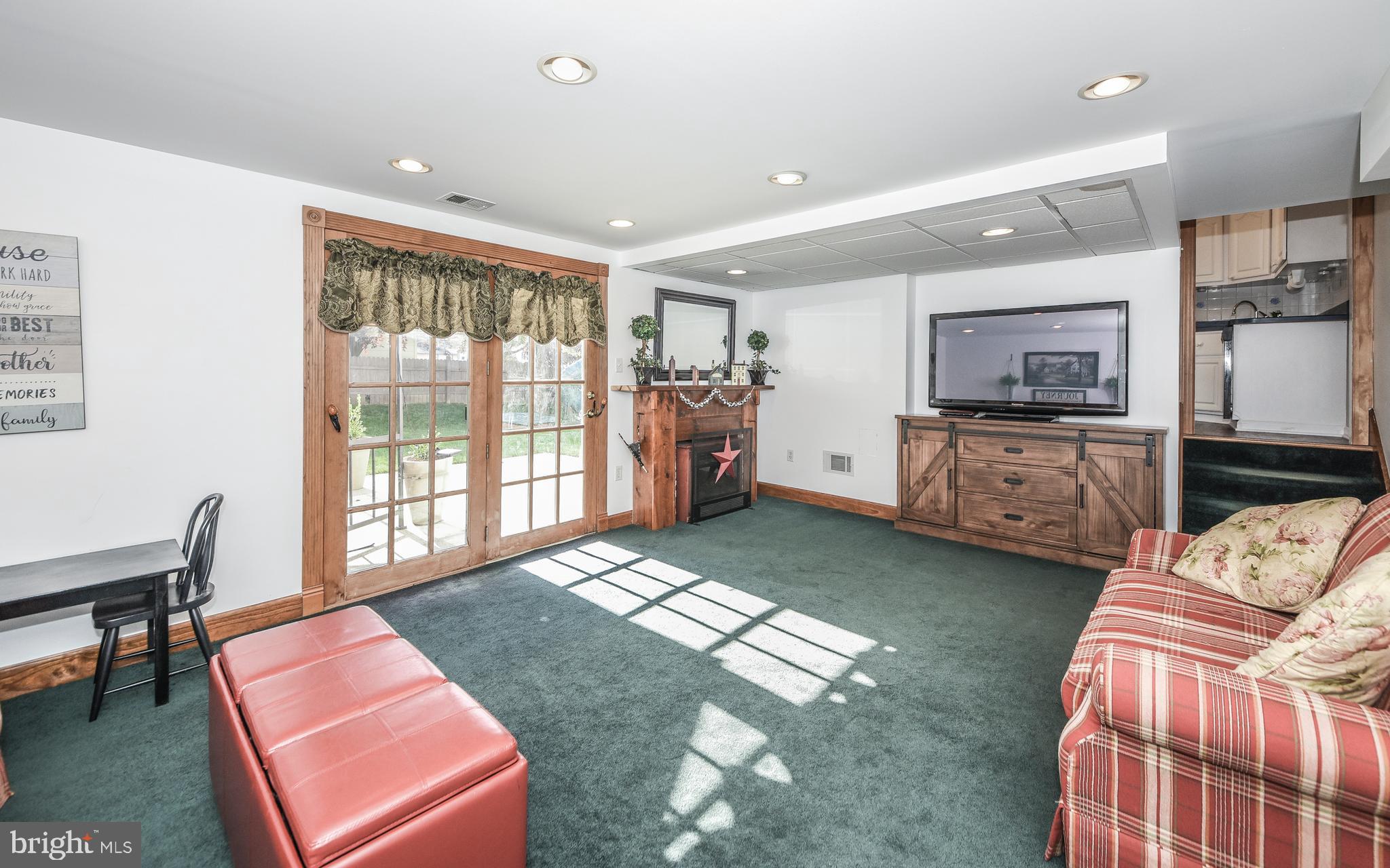 1028 Hoven Road Philadelphia, PA 19115 - Photo 29 of 42 Family Room