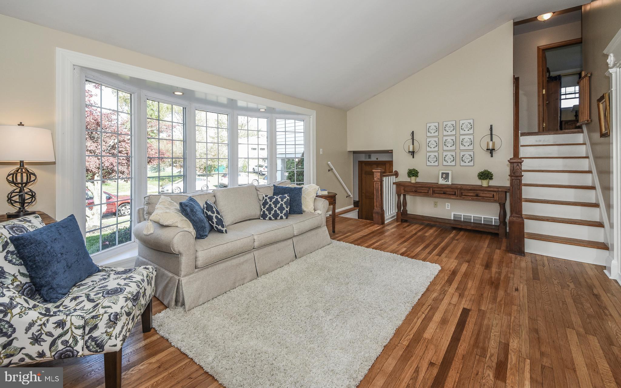 1028 Hoven Road Philadelphia, PA 19115 - Photo 4 of 42 Living room