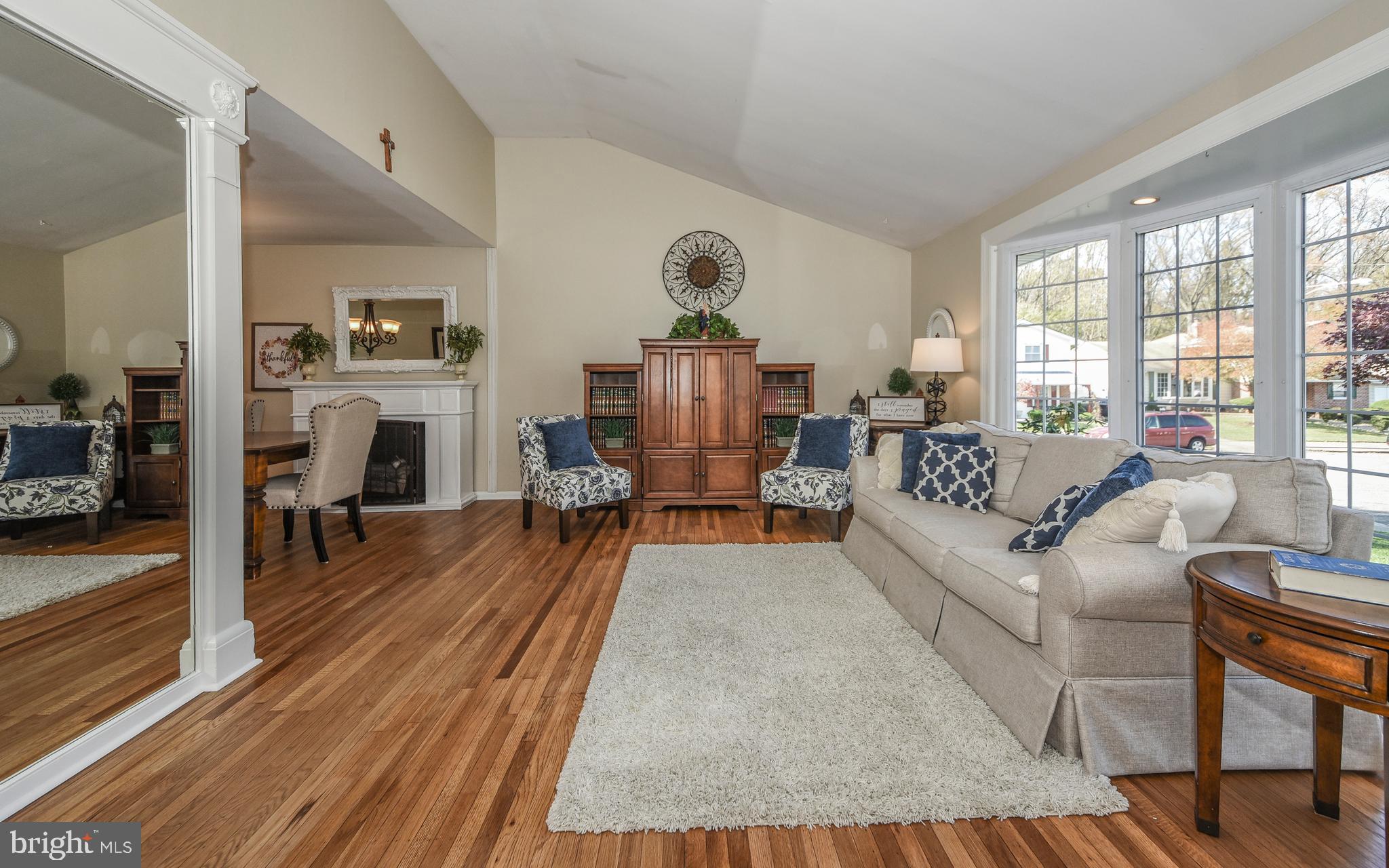 1028 Hoven Road Philadelphia, PA 19115 - Photo 5 of 42 Living Room