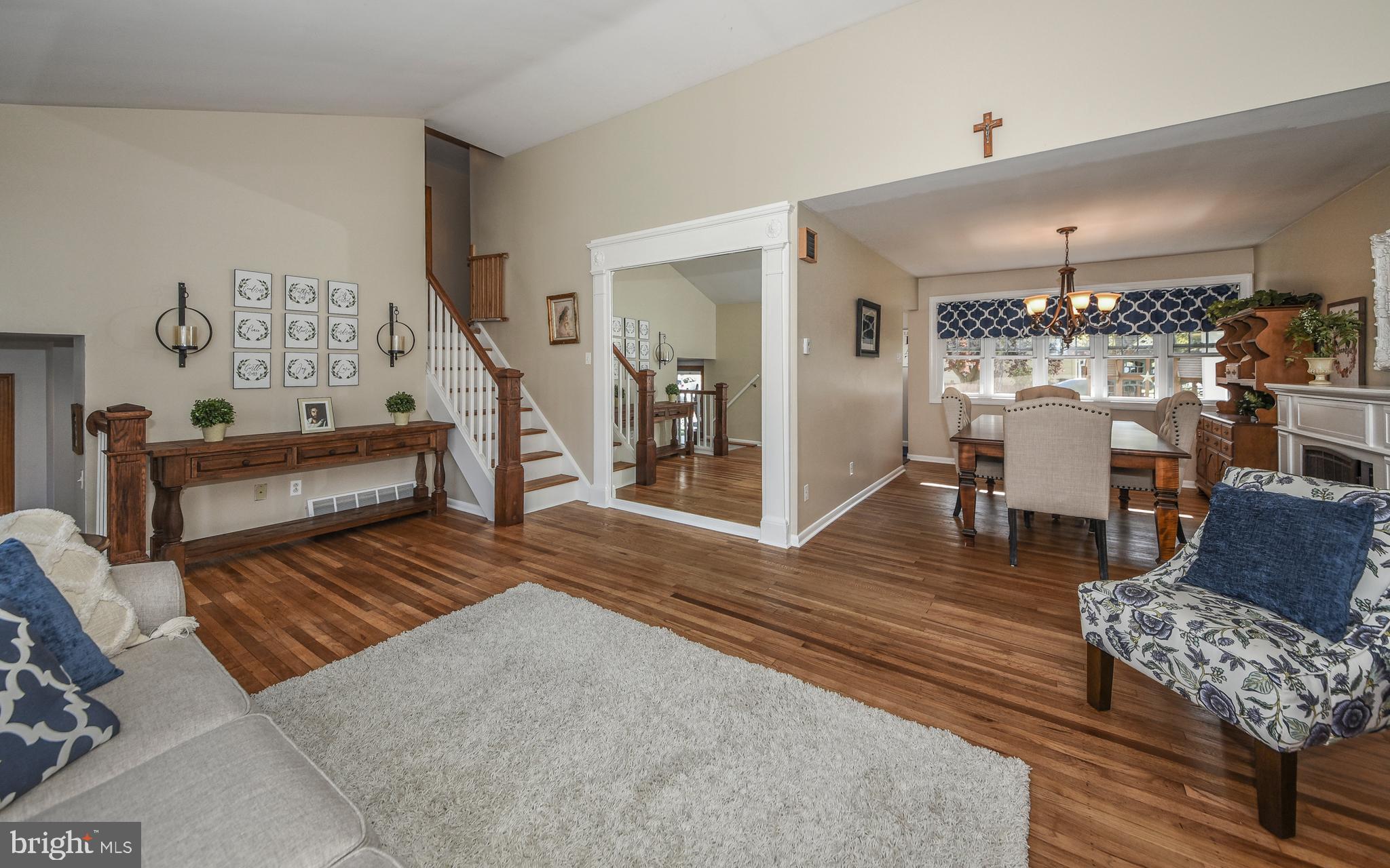 1028 Hoven Road Philadelphia, PA 19115 - Photo 6 of 42 Living room