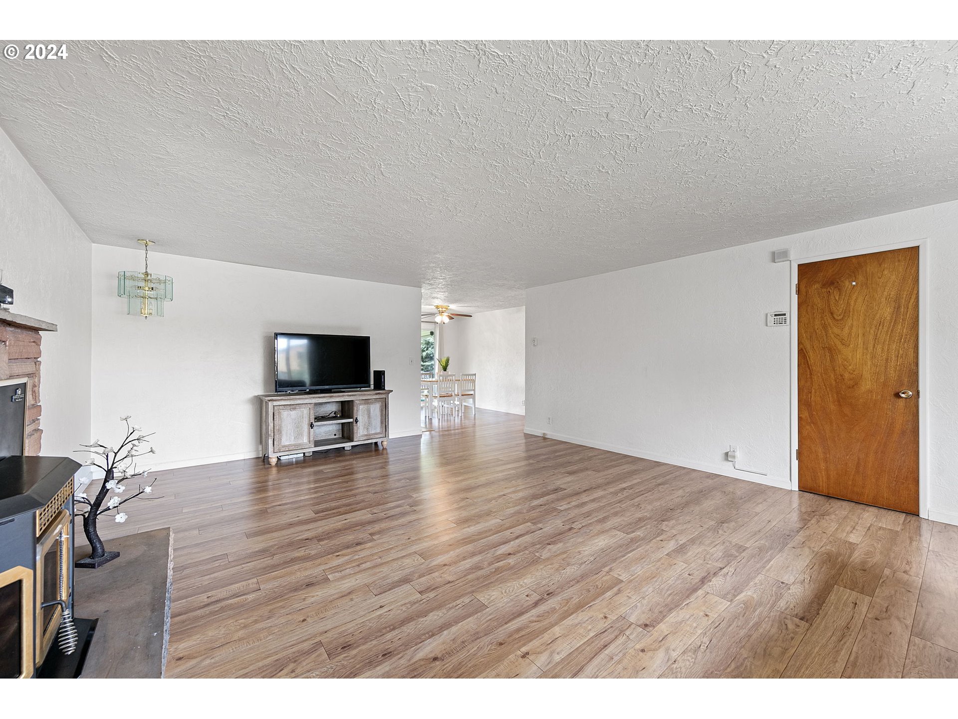 2484 19th Street Springfield, OR 97477 - Photo 6 of 30 a living room with furniture and a flat screen tv
