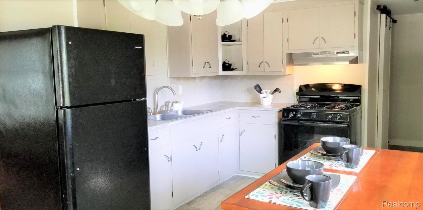 YOU WILL LOVE THIS KITCHEN!