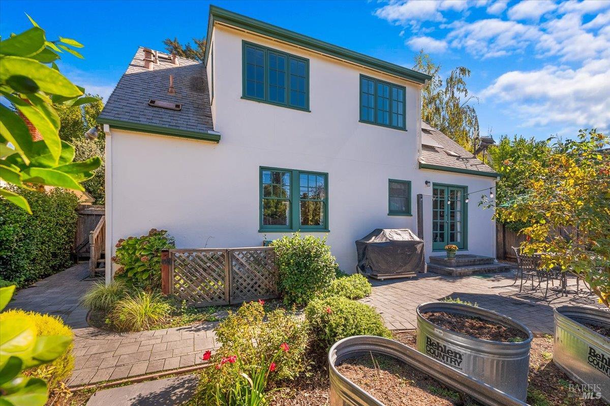 1805 Austin Way Santa Rosa, CA 95404 - Photo 41 of 46 a front view of a house with a yard