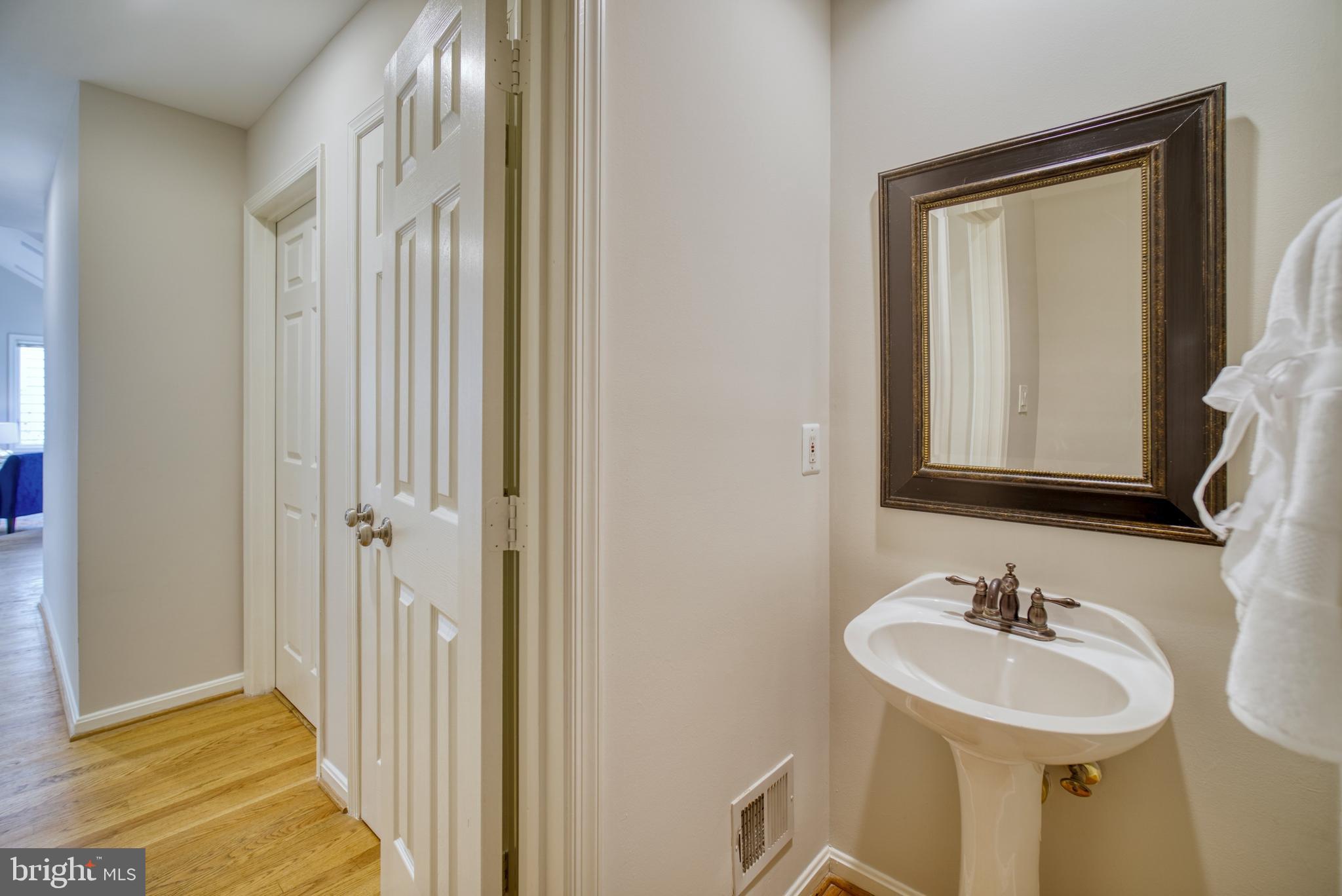 1314 Pavilion Club Way Reston, VA 20194 - Photo 16 of 38