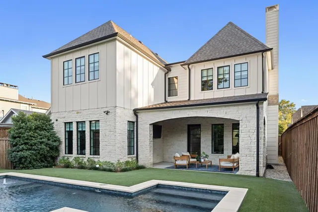 a view of a backyard with table and chairs a barbeque and fence