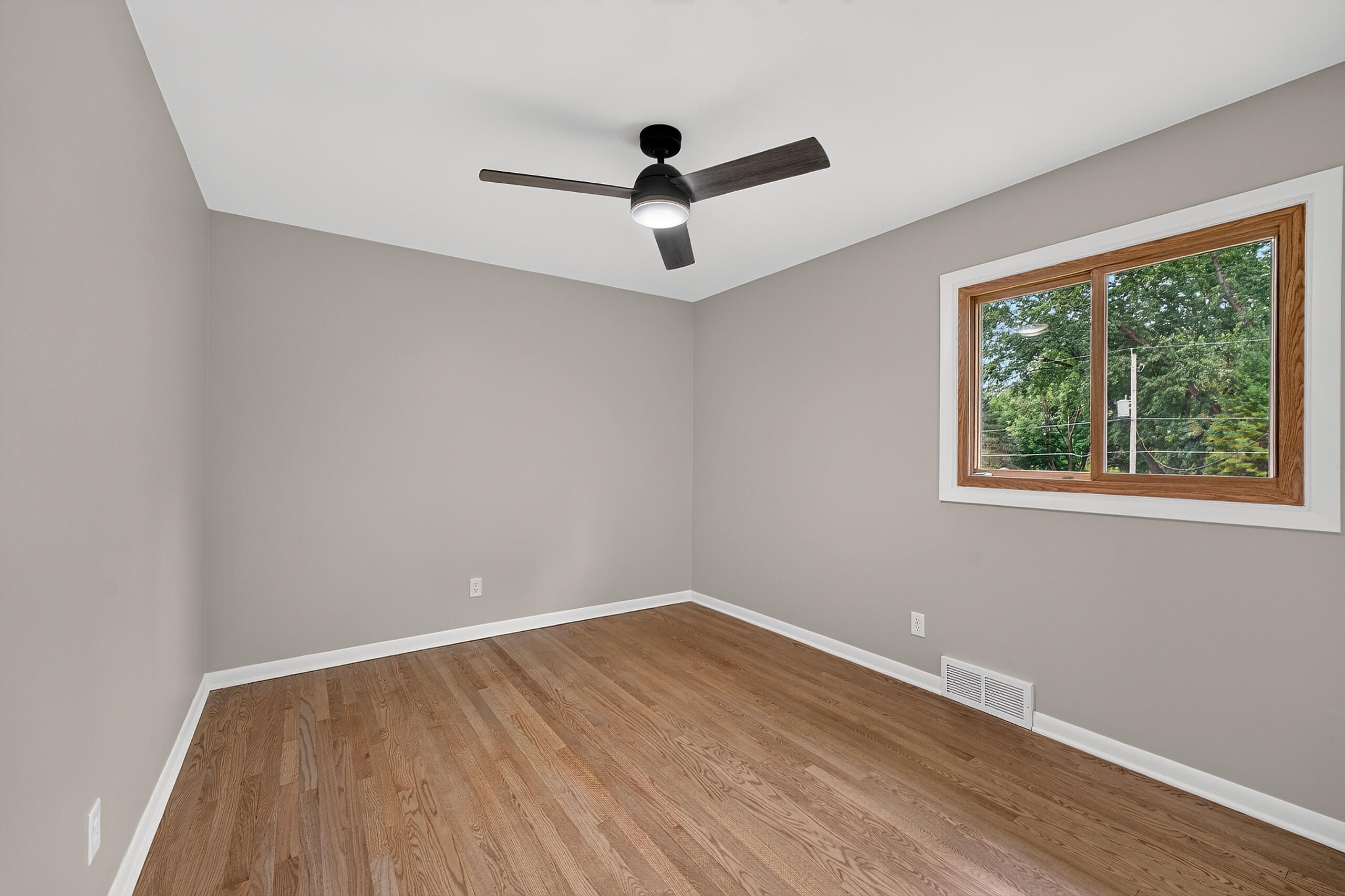 8153 West Holly Road Mequon, WI 53097 - Photo 13 of 42 026_DH100143