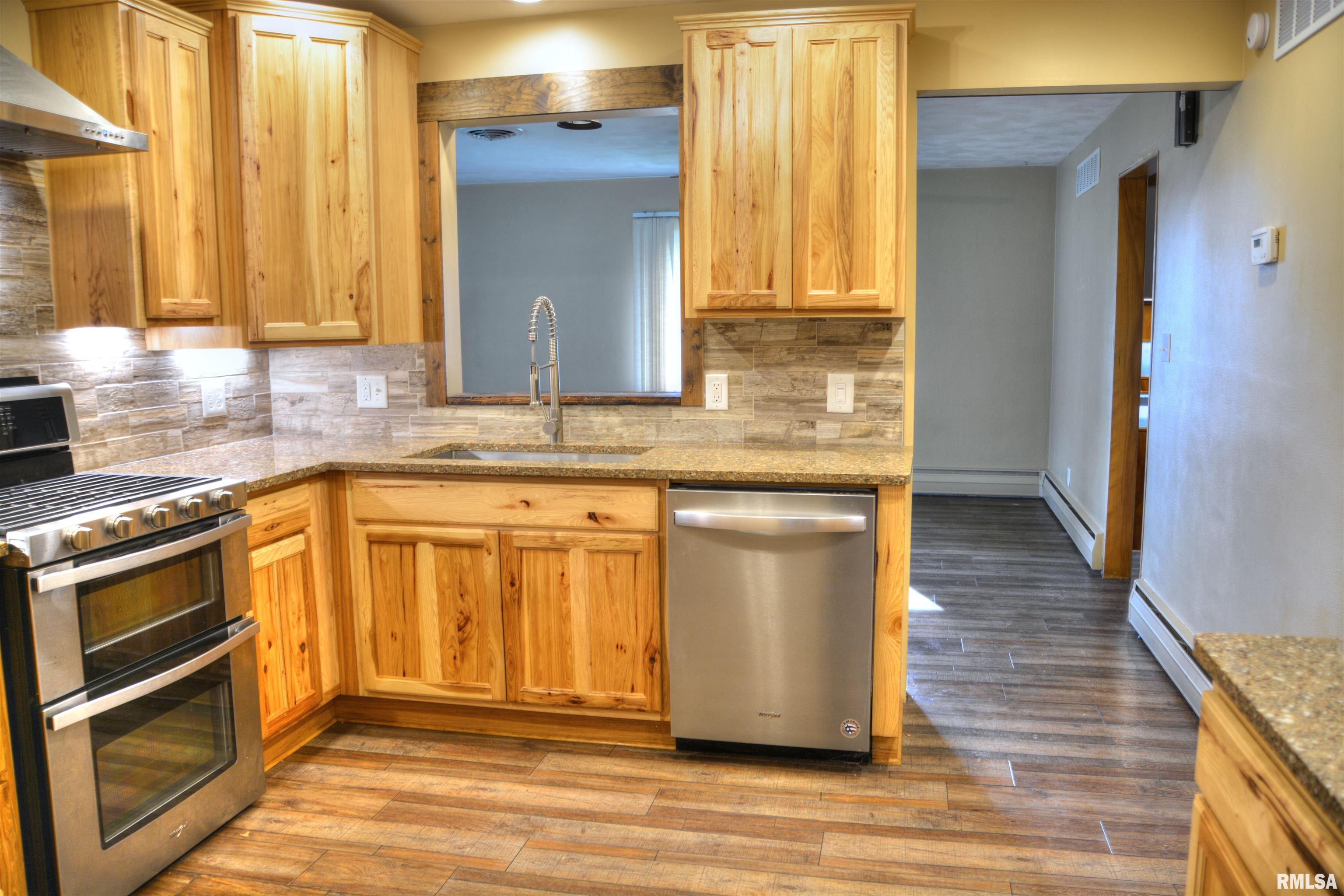 651 North Washington Street Bushnell, IL 61422 - Photo 4 of 29