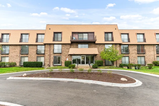 $289,900 | 4050 Dundee Road, Unit 205, Northbrook, IL 60062