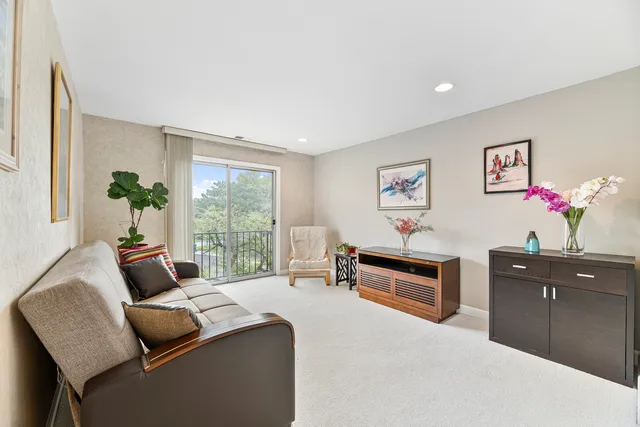 $289,900 | 4050 Dundee Road, Unit 205, Northbrook, IL 60062