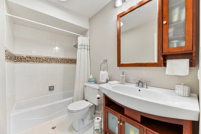 $289,900 | 4050 Dundee Road, Unit 205, Northbrook, IL 60062