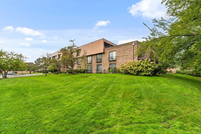 $289,900 | 4050 Dundee Road, Unit 205, Northbrook, IL 60062