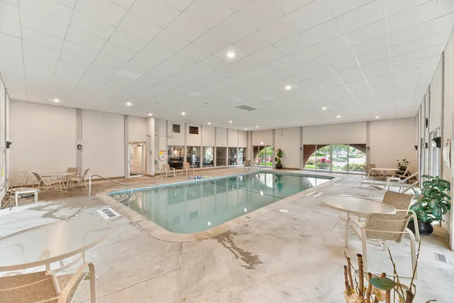 $289,900 | 4050 Dundee Road, Unit 205, Northbrook, IL 60062