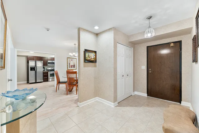 $289,900 | 4050 Dundee Road, Unit 205, Northbrook, IL 60062