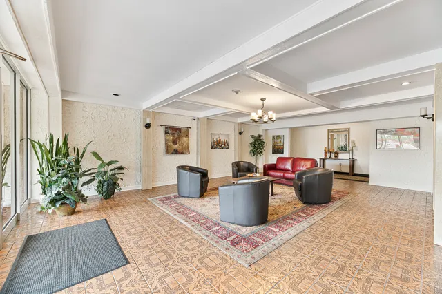 $289,900 | 4050 Dundee Road, Unit 205, Northbrook, IL 60062