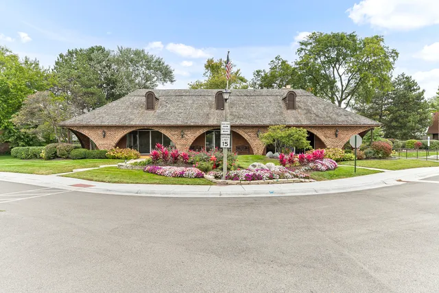 $289,900 | 4050 Dundee Road, Unit 205, Northbrook, IL 60062
