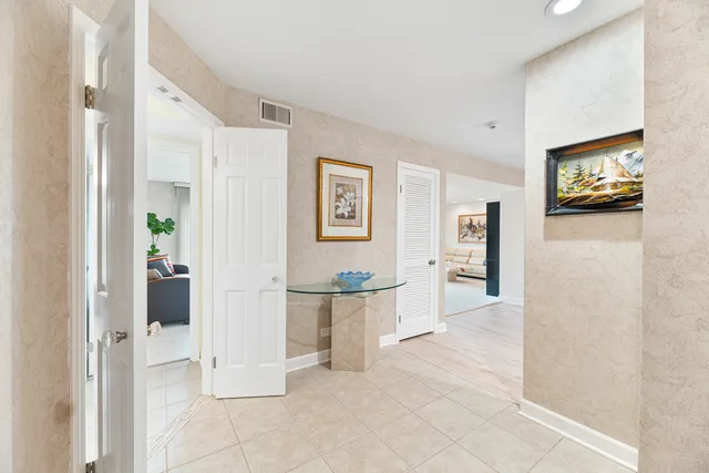 $289,900 | 4050 Dundee Road, Unit 205, Northbrook, IL 60062