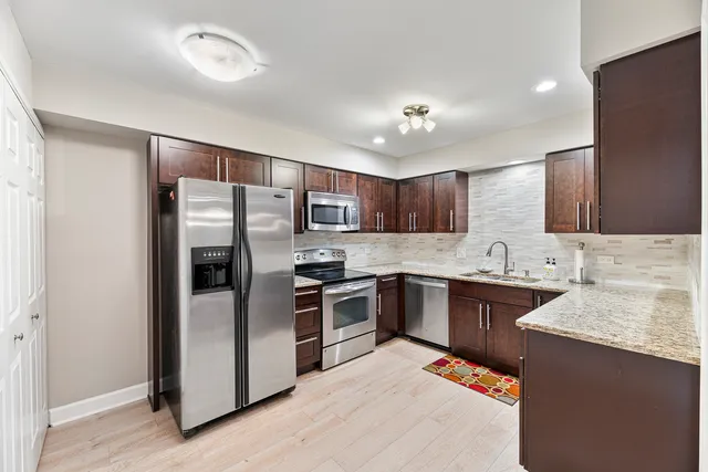 $289,900 | 4050 Dundee Road, Unit 205, Northbrook, IL 60062