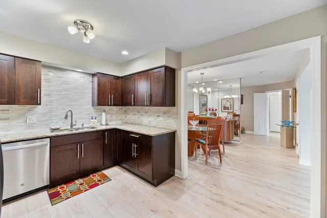 $289,900 | 4050 Dundee Road, Unit 205, Northbrook, IL 60062