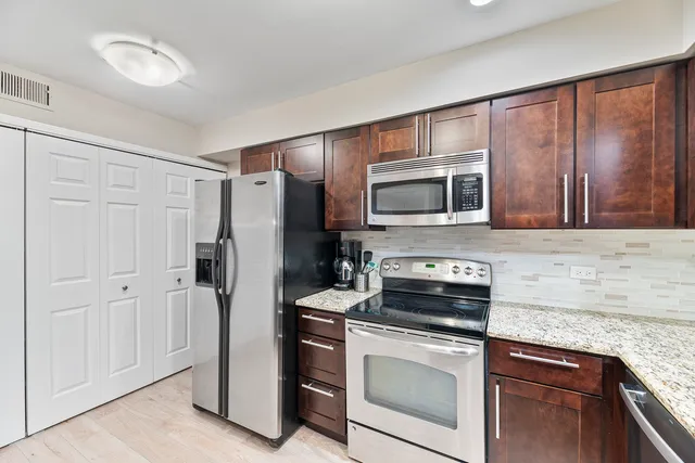 $289,900 | 4050 Dundee Road, Unit 205, Northbrook, IL 60062