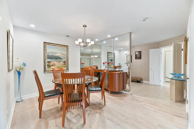 $289,900 | 4050 Dundee Road, Unit 205, Northbrook, IL 60062