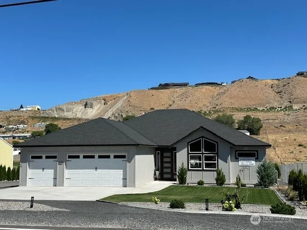 $799,950 | 949 North Newport Loop, East Wenatchee, WA 98802