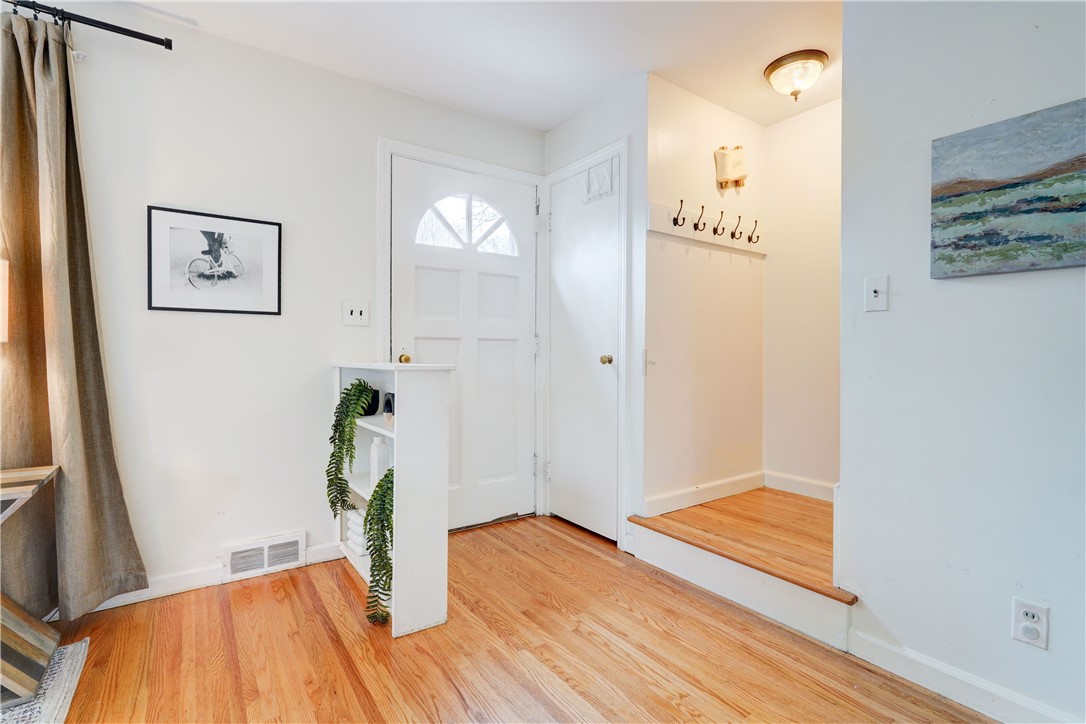 379 Brandon Road Irondequoit, NY 14622 - Photo 4 of 34