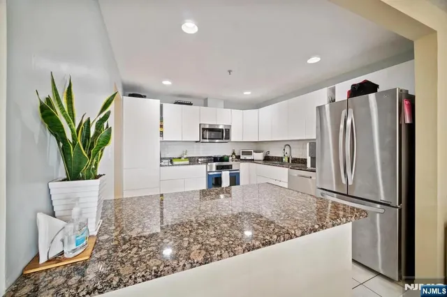 $3,900 | 9 Legend Hills Drive, Edgewater, NJ 07010