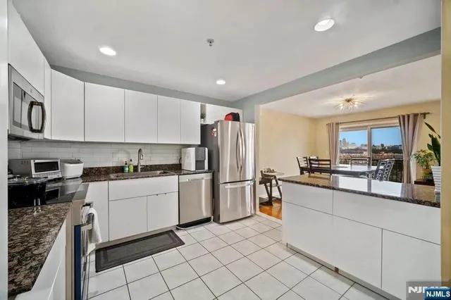 $3,900 | 9 Legend Hills Drive, Edgewater, NJ 07010