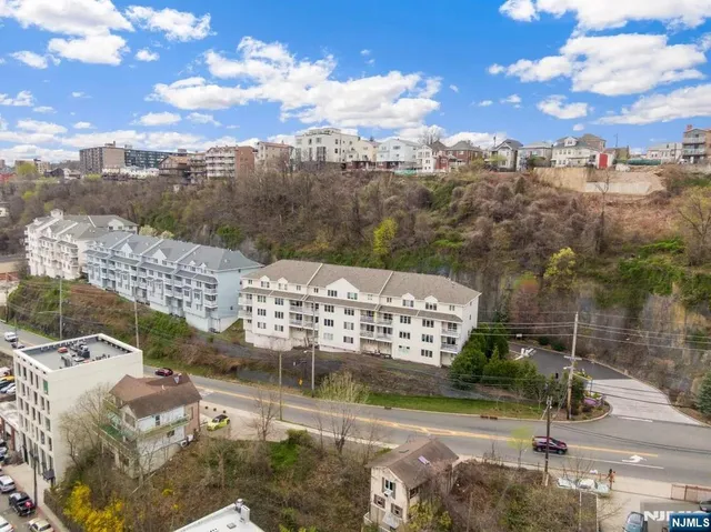 $3,900 | 9 Legend Hills Drive, Edgewater, NJ 07010