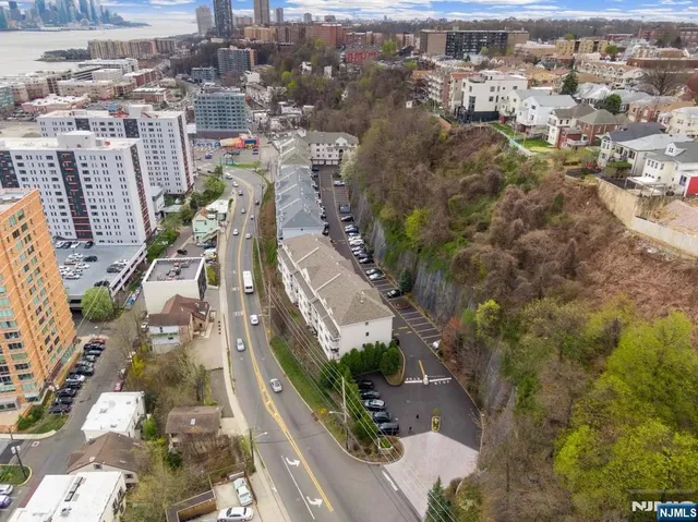 $3,900 | 9 Legend Hills Drive, Edgewater, NJ 07010