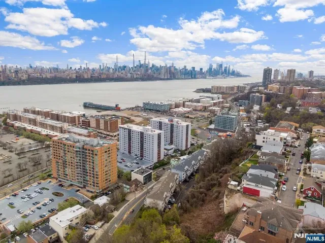 $3,900 | 9 Legend Hills Drive, Edgewater, NJ 07010