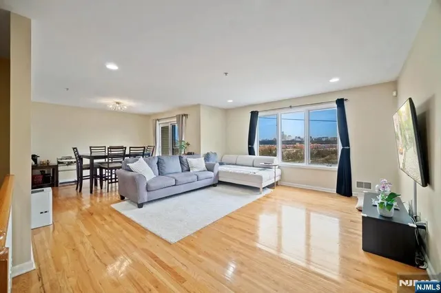 $3,900 | 9 Legend Hills Drive, Edgewater, NJ 07010