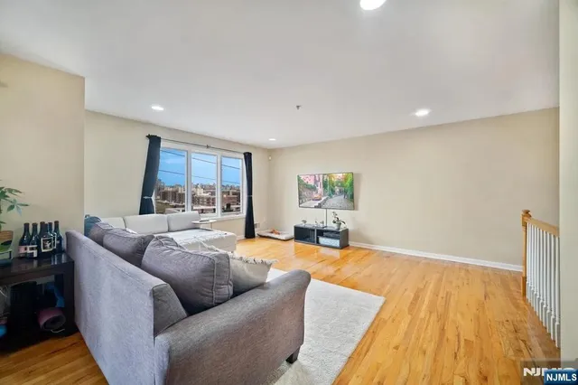 $3,900 | 9 Legend Hills Drive, Edgewater, NJ 07010