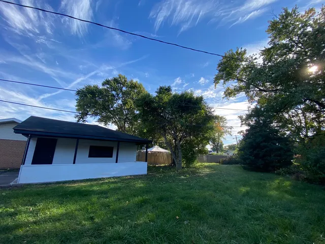 a view of a backyard