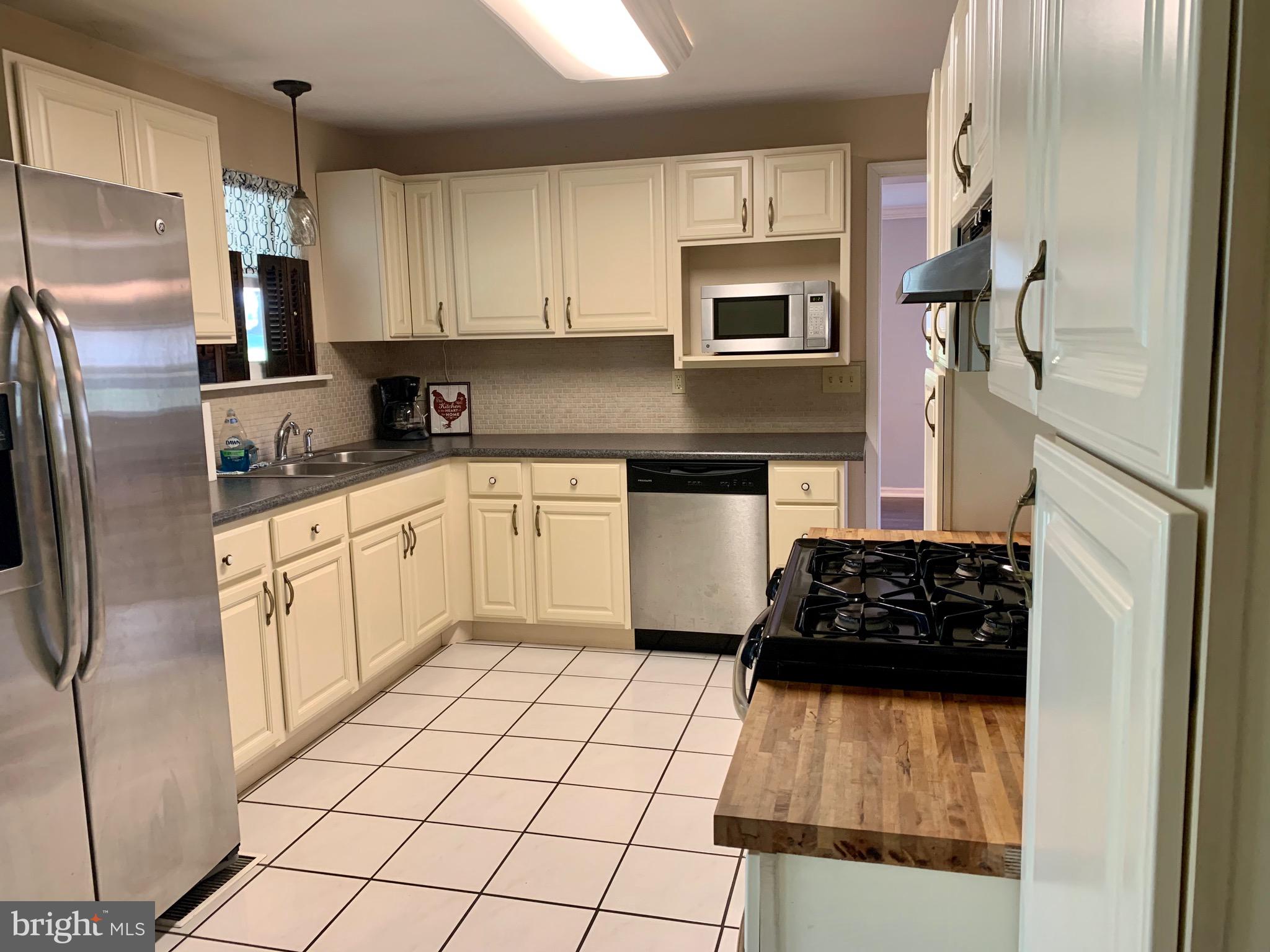 4248 Heather Road Elizabethtown, PA 17022 - Photo 2 of 12 Gallery Image 2